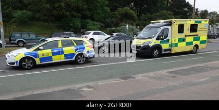 SOUTHEND ON SEA, ROYAUME-UNI - 19 juin 2021 : une voiture de police d'Essex et une ambulance de l'est de l'Angleterre garées à Southend on Sea, Essex Banque D'Images