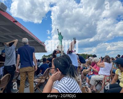 New York, NY - Etats-Unis - 30 juillet 2021 : vue horizontale des touristes profitant de la vue de la Statue de la liberté à bord de la croisière touristique circle Line i Banque D'Images