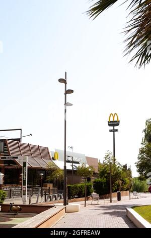 BARCELON, ESPAGNE - 04 août 2021 : Barcelone, Catalogne, Espagne - 4 août 2021 : le restaurant MC Donald's d'un centre commercial. C'est un rapide américain f Banque D'Images