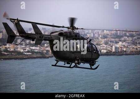 L'hélicoptère UH-72 de l'aviation de la Garde nationale de l'armée de Porto Rico part à Port-au-Prince, Haïti, le 25 août 2021. Les gardes du PRANGA ont été un élément essentiel des efforts de secours menés par l'USAID depuis leur arrivée dans le pays le 17 août. (Photo de la Garde nationale de l'armée par le Sgt. Agustin Montanez/publié) Banque D'Images