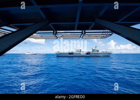 MER DES PHILIPPINES (août 24, 2021) le porte-avions de la Marine royale, le HMS Queen Elizabeth (R 08), et les navires de la Marine américaine, de la Marine royale, de la Marine royale des pays-Bas et de la Force d’autodéfense maritime japonaise, naviguent en formation avec le navire d’assaut amphibie déployé à l’avant, USS America (LHA 6). L'Amérique, vaisseau amiral de l'America Expeditionary Strike Group, ainsi que la 31e Marine Expeditionary Unit, opère dans la zone de responsabilité de la 7e flotte des États-Unis pour améliorer l'interopérabilité avec les alliés et les partenaires et servir de force de réaction prête à défendre la paix et la stabilité dans la région Indo-Pacifique. (U. Banque D'Images