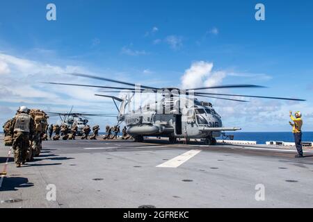 MER DES PHILIPPINES (août 25, 2021) Marines de la 31e unité expéditionnaire maritime (MEU) embarquent un hélicoptère CH-53E Super Stallion sur le pont de vol du navire d'assaut amphibie déployé vers l'avant USS America (LHA 6) pendant les opérations de vol. L'Amérique et le 31e élément de combat aérien du MEU maintiennent une plate-forme stratégique prête pour une variété de missions. L'Amérique, vaisseau amiral de l'America Expeditionary Strike Group, ainsi que le 31e MEU, opère dans la zone de responsabilité de la 7e flotte des États-Unis pour améliorer l'interopérabilité avec les alliés et les partenaires et servir de force de réaction prête à défendre la paix et le St Banque D'Images