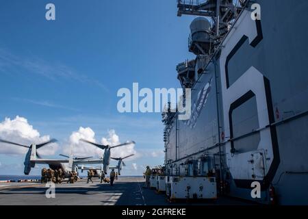 MER DES PHILIPPINES (août 25, 2021) Marines de la 31e unité expéditionnaire maritime (MEU) embarquent un MV-22B Osprey sur le pont de vol du navire d'assaut amphibie déployé à l'avant USS America (LHA 6) pendant les opérations de vol. L'Amérique et le 31e élément de combat aérien du MEU maintiennent une plate-forme stratégique prête pour une variété de missions. L'Amérique, vaisseau amiral de l'America Expeditionary Strike Group, ainsi que le 31e MEU, opère dans la zone de responsabilité de la 7e flotte des États-Unis pour améliorer l'interopérabilité avec les alliés et les partenaires et servir de force de réaction prête à défendre la paix et la stabilité dans l'Ind Banque D'Images