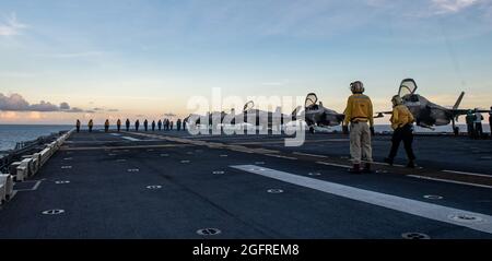 MER DES PHILIPPINES (août 25, 2021) des marins affectés au navire d’assaut amphibie déployé à l’avant USS America (LHA 6) ramassent des débris sur le pont de vol du navire pendant les opérations de vol. L'Amérique et le 31e élément de combat aérien du MEU maintiennent une plate-forme stratégique prête pour une variété de missions. L'Amérique, vaisseau amiral de l'America Expeditionary Strike Group, ainsi que la 31e Marine Expeditionary Unit, opère dans la zone de responsabilité de la 7e flotte des États-Unis pour améliorer l'interopérabilité avec les alliés et les partenaires et servir de force de réaction prête à défendre la paix et la stabilité dans la région Indo-Pacifique. Banque D'Images