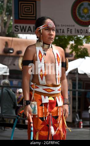 De jeunes danseuses amérindiennes se préparent à se produire pour les visiteurs au marché indien annuel de Santa Fe, au Nouveau-Mexique. Banque D'Images