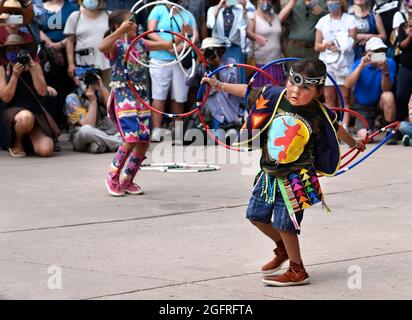 De jeunes danseuses amérindiennes se produisent au marché indien annuel de Santa Fe, au Nouveau-Mexique. Banque D'Images