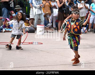 De jeunes danseuses amérindiennes se produisent au marché indien annuel de Santa Fe, au Nouveau-Mexique. Banque D'Images