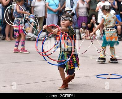 De jeunes danseuses amérindiennes se produisent au marché indien annuel de Santa Fe, au Nouveau-Mexique. Banque D'Images