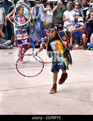 De jeunes danseuses amérindiennes se produisent au marché indien annuel de Santa Fe, au Nouveau-Mexique. Banque D'Images