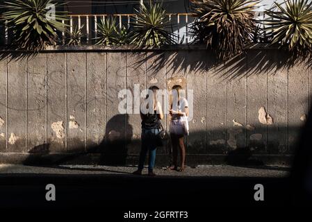 Salvador, Bahia, Brésil - 06 juin 2021 : deux personnes parlent dans la rue avec un masque de protection. Banque D'Images