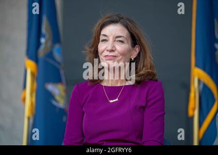 NEW YORK, NY - 26 AOÛT : la gouverneure de l'État de New York Kathy Hochul assiste à une conférence de presse annonçant le sénateur d'État Brian Benjamin comme lieutenant-gouverneur le 26 août 2021 à New York. Le sénateur Benjamin, qui s’est classé quatrième à la primaire démocrate du contrôleur municipal plus tôt cette année, remplacera Hochul, qui a été assermenté gouverneur cette semaine après la démission de l’ancien gouvernement. Andrew Cuomo. Le sénateur Benjamin a été un parrain et un défenseur de premier ordre pour les réformes criminelles et policières qui comprennent la Loi anti-chokehold d'Eric Garner et la Loi moins c'est plus, qui limite le recours à l'incarcération Banque D'Images