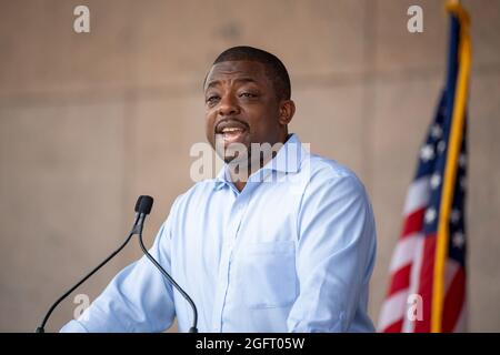 NEW YORK, NY - 26 AOÛT : le sénateur Brian Benjamin prend la parole lors d'une conférence de presse l'annonçant comme lieutenant-gouverneur le 26 août 2021 à New York. Le sénateur Benjamin, qui s’est classé quatrième à la primaire démocrate du contrôleur municipal plus tôt cette année, remplacera Hochul, qui a été assermenté gouverneur cette semaine après la démission de l’ancien gouvernement. Andrew Cuomo. Le sénateur Benjamin a été un parrain et un défenseur principal des réformes criminelles et policières, y compris la Loi anti-chokehold d'Eric Garner et la Loi moins c'est plus, qui limite le recours à l'incarcération pour libération conditionnelle technique non criminelle Banque D'Images