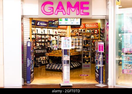 BARCELONE, ESPAGNE - 04 août 2021: Barcelone, Catalogne, Espagne - 4 août 2021: Boutique de jeux à l'intérieur d'un centre commercial. Game est une entreprise britannique spécialisée Banque D'Images