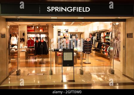 BARCELONE, ESPAGNE - 04 août 2021 : Barcelone, Catalogne, Espagne - 4 août 2021 : magasin de vêtements Springfield dans le centre commercial. Springfield est un espagnol Banque D'Images