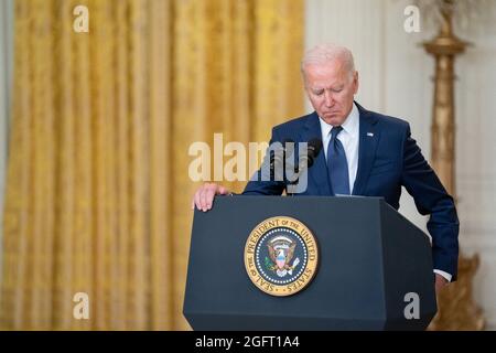 Le président des États-Unis, Joe Biden, prononce une allocution dans la salle est de la Maison Blanche à Washington, DC, Etats-Unis, le jeudi 26 août 2021. Plusieurs explosions près de l'aéroport international Hamid Karzaï de Kaboul, en Afghanistan, ont blessé beaucoup et tué au moins 12 membres du service américain. Crédit: Stefani Reynolds / piscine via CNP Banque D'Images