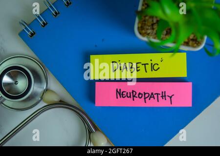 Neuropathie diabétique écrire sur les notes adhésives isolées sur la table en bois. Banque D'Images