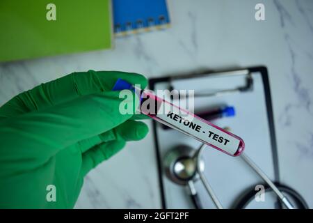 Test - cétone avec échantillon de sang. Vue de dessus de bureau isolé sur 24. Concept de soins santé/médecine Banque D'Images