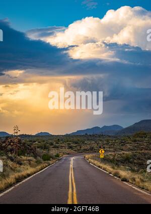 Coucher de soleil orage nuages le long de la piste Apache près de Phoenix, Arizona Banque D'Images