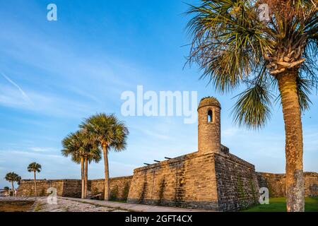 Castillo de San Marcos, situé sur la baie de Matanzas dans la ville historique de St. Augustine, en Floride, est le plus ancien fort de maçonnerie dans la partie continentale des États-Unis. Banque D'Images