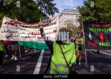 Washington, DC, Etats-Unis, 26 août 2021. Photo : un membre du mouvement palestinien de la jeunesse mène une marche contre la visite du Premier ministre israélien Naftali Bennett à la Maison Blanche. Les manifestants exigent que les États-Unis sanctionnent Israël pour ses attaques continues contre les Palestiniens, y compris les enfants, et le retrait continu des Palestiniens de leurs foyers. Au début du rassemblement, les agents des services secrets ont ordonné aux manifestants de sortir du parc Lafayette. L'ordre est très inhabituel car le Service secret permet des manifestations dans le parc chaque jour. Crédit : Allison Bailey / Alamy Live News Banque D'Images