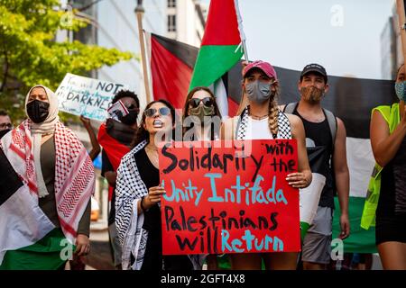 Washington, DC, Etats-Unis, 26 août 2021. Photo : les manifestants prennent part à des chants tout en portant des panneaux et des drapeaux lors d’une marche contre la visite du Premier ministre israélien Naftali Bennett à la Maison Blanche. Les manifestants exigent que les États-Unis sanctionnent Israël pour ses attaques continues contre les Palestiniens, y compris les enfants, et le retrait continu des Palestiniens de leurs foyers. Au début du rassemblement, les agents des services secrets ont ordonné aux manifestants de sortir du parc Lafayette. L'ordre est très inhabituel car le Service secret permet des manifestations dans le parc chaque jour. Crédit : Allison Bailey / Alamy Live News Banque D'Images