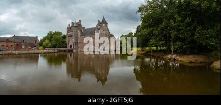 Vue panoramique d'un château médiéval Château Trecesson près d'une forêt au bord du lac en Bretagne Banque D'Images