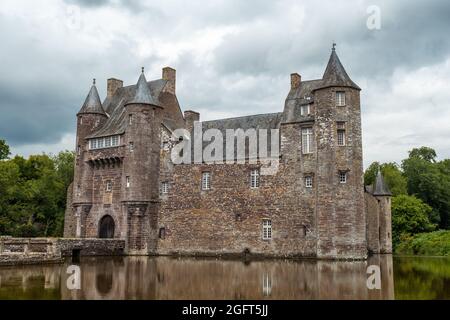 Château médiéval Château Trecesson près de la forêt au bord du lac en Bretagne, France Banque D'Images