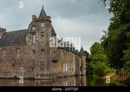 Château médiéval Château Trecesson près d'une forêt au bord du lac en Bretagne Banque D'Images