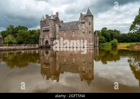 Château médiéval Château Trecesson près d'une forêt au bord du lac en Bretagne Banque D'Images