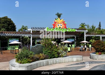 SAN DIEGO , CALIFORNIE - 25 AOÛT 2021: San Diego Zoo entrée principale dans le parc Balboa. Banque D'Images