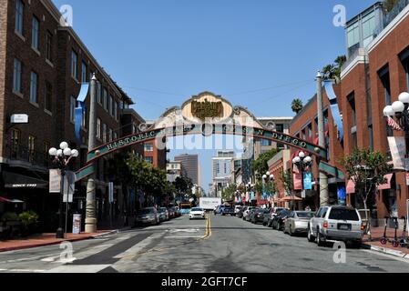 SAN DIEGO , CALIFORNIE - 25 AOÛT 2021 : 5e Avenue dans le quartier historique de Gaslamp dans le centre-ville de San Diego. Banque D'Images