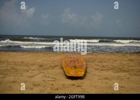 Vagues océan-mer, sable de plage et bateau de surf de sillage arrière-plan jaune Banque D'Images
