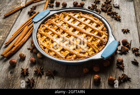 Tarte aux pommes d'automne fraîchement cuite à la cannelle.Mise au point sélective.Faible profondeur de champ. Banque D'Images