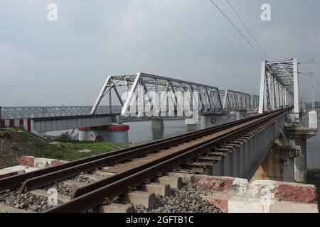 Le pont des chemins de fer indiens dans le Bihar, et les travailleurs de chemin de fer travaillant sur la voie. Banque D'Images