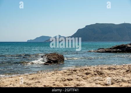 Belle plage de sable solitaire dans le sud de Kos Banque D'Images