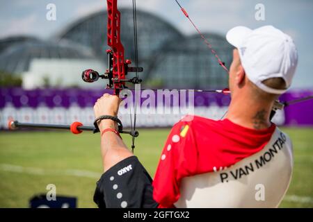 Para archer Piotr Van Montagu photographié en action lors de la ronde de classement ouverte de l'événement de tir à l'arc composé individuel masculin, le troisième jour de la Banque D'Images