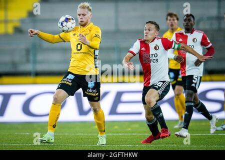 Le Sveinn Aron Gudjohnsen (L) d'Elfsborg est chassé par Jens Toornstra de Feyenoord lors du match de deuxième match de la Ligue des conférences européennes de l'UEFA entre IF Elfsborg et Feyenoord à Boras Arena à Boras, Suède, le 26 août 2021.photo: Bjorn Larsson Rosenval / TT / code 9200 Banque D'Images