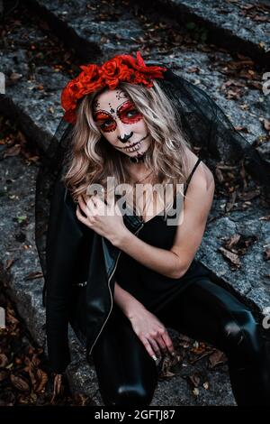 Closeup portrait of Calavera Catrina. Jeune femme avec crâne en sucre maquillage. Dia de los muertos. Le Jour des Morts. L'Halloween. Banque D'Images