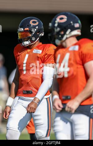 Chicago Bears quarterbacks Andy Dalton (14) et Justin Fields (1) pendant le camp d'entraînement à Halas Hall, jeudi 26 août 2021, à Lake Forest, Illinois. (Max Siker/image du sport) Banque D'Images