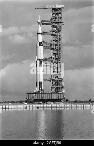 (9 octobre 1968) --- le véhicule spatial Apollo 8 (vaisseau spatial 103/Saturn 503) est en route depuis le bâtiment d'assemblage de véhicules (VAB) du Centre spatial Kennedy (KSC) jusqu'à Pad A, complexe de lancement 39. La pile V de Saturn et sa tour de lancement mobile sont au sommet d'un immense véhicule à chenilles. (Vue au niveau du sol, vue sur l'eau.) Banque D'Images