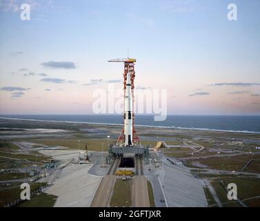 (17 décembre 1968) --- vue à grand angle du véhicule spatial Apollo 8 (vaisseau spatial 103/Saturn 503) à Pad A, Launch Complex 39, Kennedy Space Center (KSC). La pile Apollo 8 a été photographiée lors d'une reprise de la structure de service mobile d'alerte de prélancement Banque D'Images