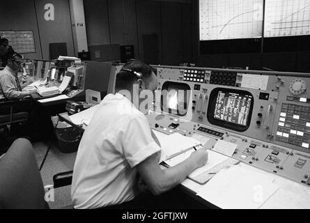 (21 décembre 1968) --- Clifford E. Charlesworth, directeur de vol de l'équipe verte d'Apollo 8, est assis à sa console dans la salle de contrôle des opérations de la mission du Centre de contrôle de la mission, bâtiment 30, lors du lancement de la mission spatiale sur orbite lunaire occupée Apollo 8 (vaisseau spatial 103/Saturne 503). Banque D'Images