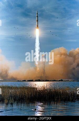 (21 décembre 1968)--- le véhicule spatial Apollo 8 (vaisseau spatial 103/Saturn 503) est lancé à partir de Pad A, Launch Complex 39, Kennedy Space Centre (KSC), à 7 h 51 (HNE), le 21 décembre 1968. L'équipage de la mission orbite lunaire Apollo 8 est composé d'astronautes Frank Borman, commandant; James A. Lovell Jr., pilote du module de commandement; et William A. Anders, pilote du module lunaire. Apollo 8 est le premier lancement de Saturn V. Banque D'Images