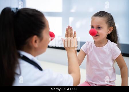 Enfant et enfant médecin Haut cinq. Médecin enfant Banque D'Images