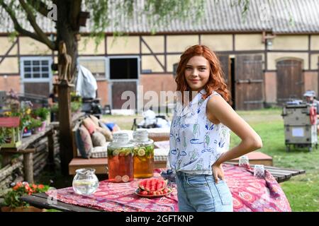 Berlin, Allemagne. 16 août 2021. L'actrice Harriet Herbig-Matten AS Tina se trouve sur le bord du tournage de « Bibi & Tina - Einfach Anders » à Martinshof. Le tournage du nouveau long métrage réalisé par Detlev Buck a commencé fin juillet. Le tournage a lieu à Berlin, Brandebourg et Saxe-Anhalt. Credit: Jens Kalaene/dpa-Zentralbild/dpa/Alay Live News Banque D'Images