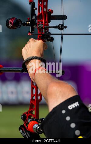 Para archer Piotr Van Montagu photographié en action lors de la ronde de classement ouverte de l'événement de tir à l'arc composé individuel masculin, le troisième jour de la Banque D'Images