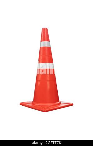 Cône de signalisation orange réfléchissant isolé sur fond blanc. Banque D'Images