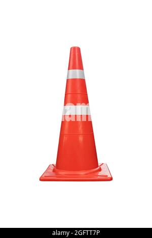 Cône de signalisation orange réfléchissant isolé sur fond blanc. Banque D'Images