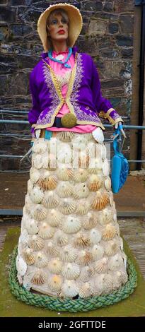 Manequin grandeur nature avec une robe cockleshell dans un affichage en plein air à Kirkcudbright, Écosse - août 2021 Banque D'Images