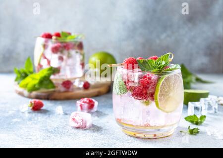 Un cocktail de séltzer dur aux framboises et à la chaux sur une table en pierre grise. Copier l'espace. Banque D'Images